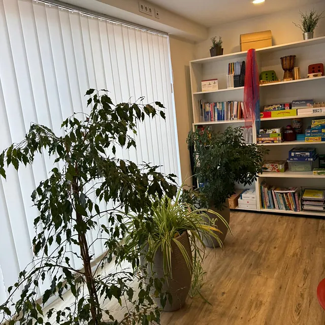 Zimmer mit Kinderbüchern und Gesellschaftsspielen
