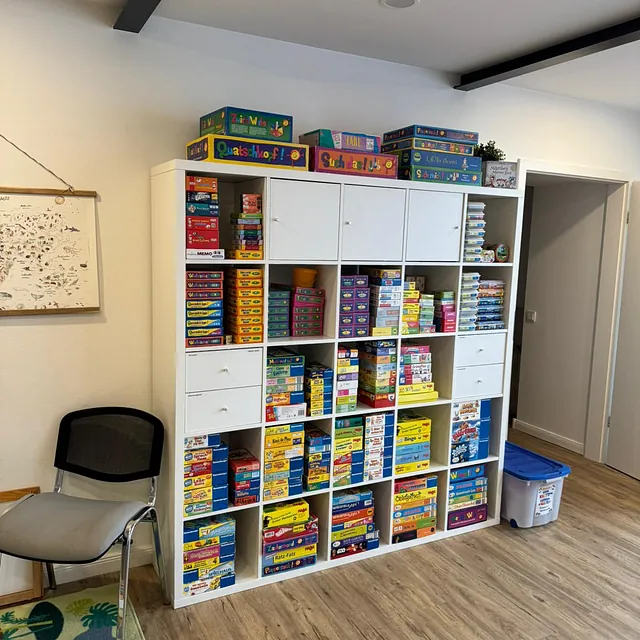 Spielzimmer mit Gesellschaftsspielen für Kinder